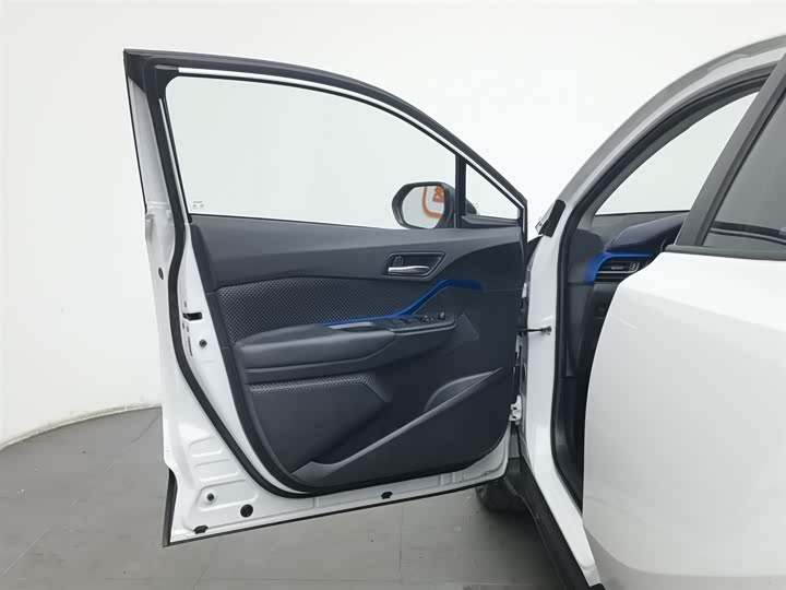 Фото 8 - Toyota C-HR