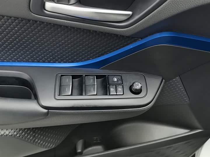 Фото 9 - Toyota C-HR