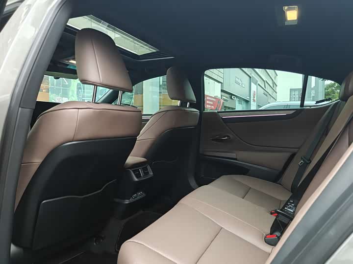 Фото 6 - Lexus ES