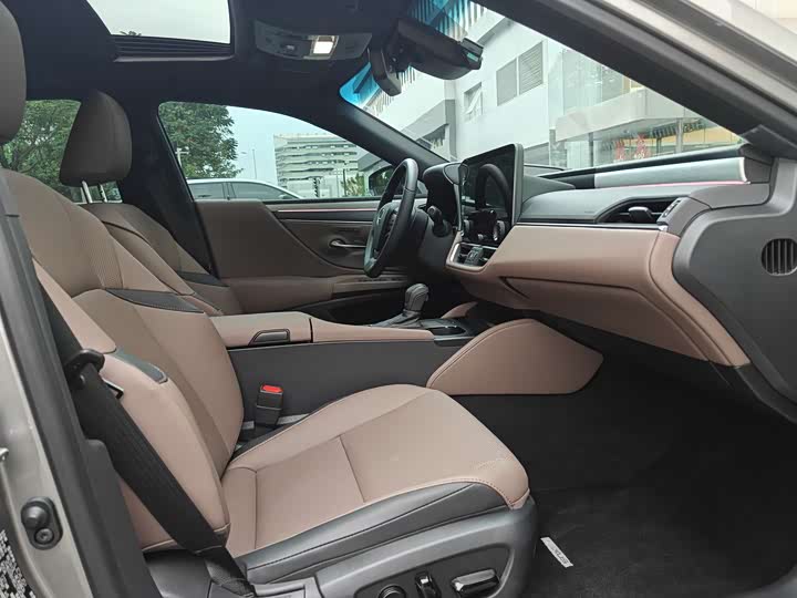 Фото 7 - Lexus ES