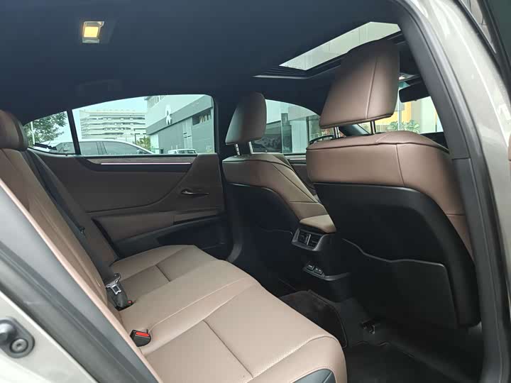 Фото 8 - Lexus ES