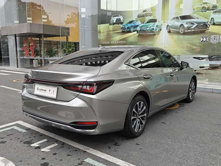 Фото 9 - Lexus ES