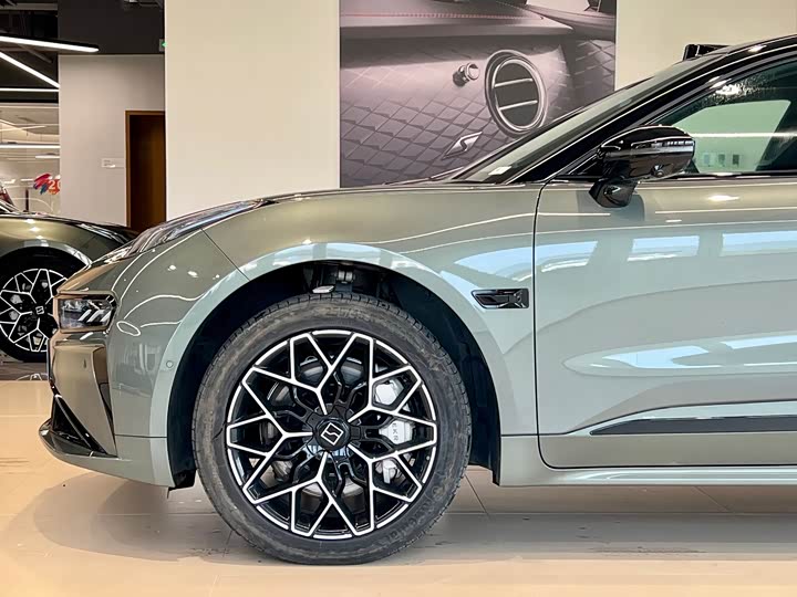 Фото 3 - Zeekr 001