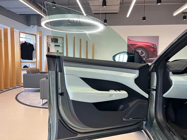 Фото 7 - Zeekr 001