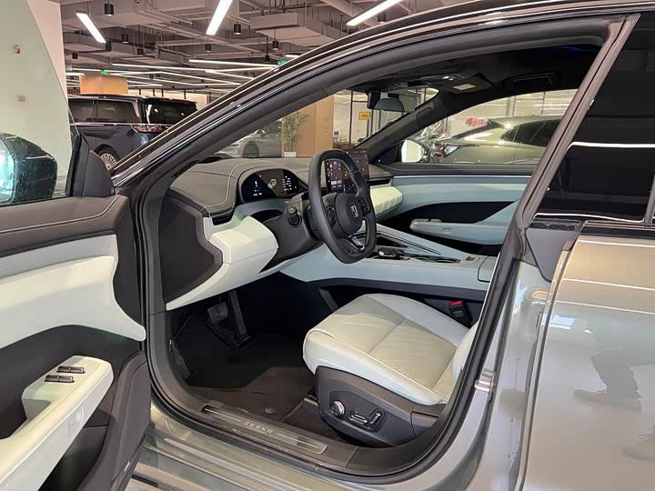 Фото 8 - Zeekr 001