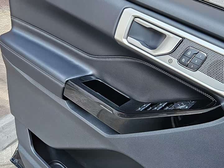 Фото 6 - Ford Explorer