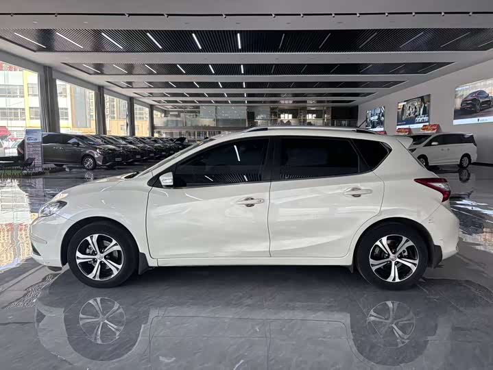 Фото 3 - Nissan Tiida