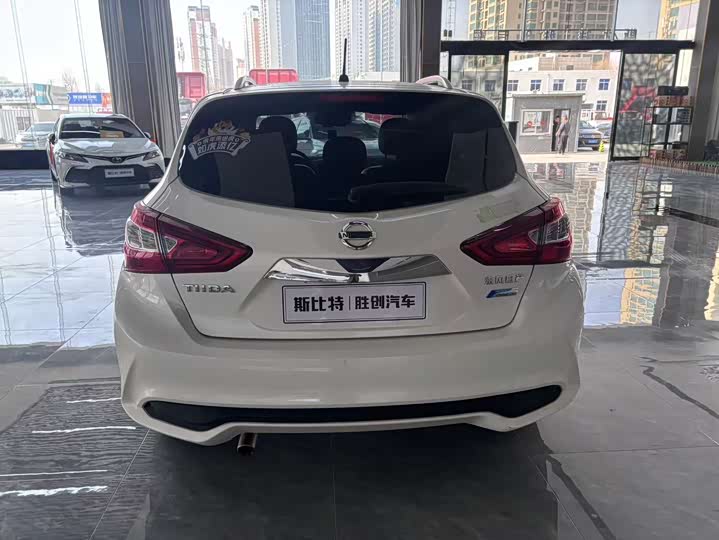 Фото 4 - Nissan Tiida