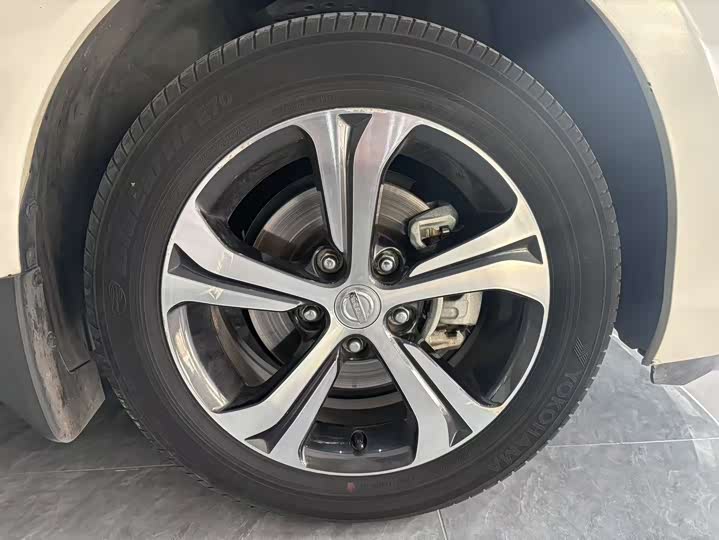 Фото 9 - Nissan Tiida