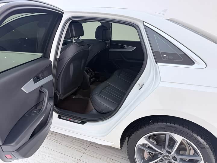 Фото 6 - Audi A4L