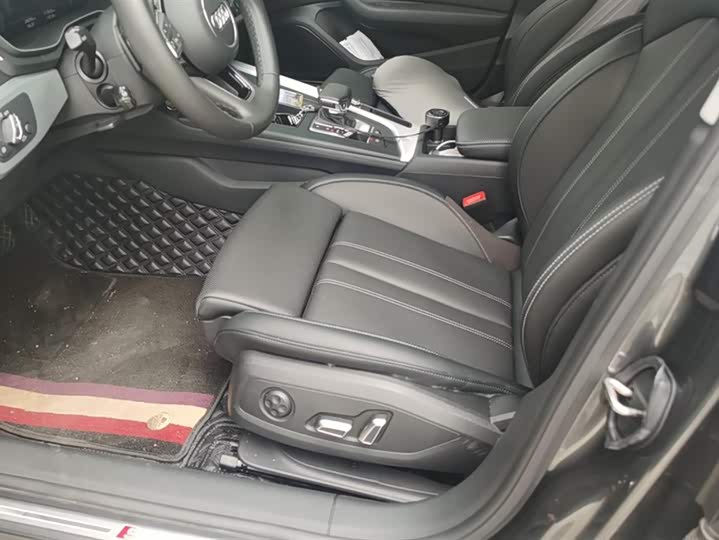 Фото 9 - Audi A4L