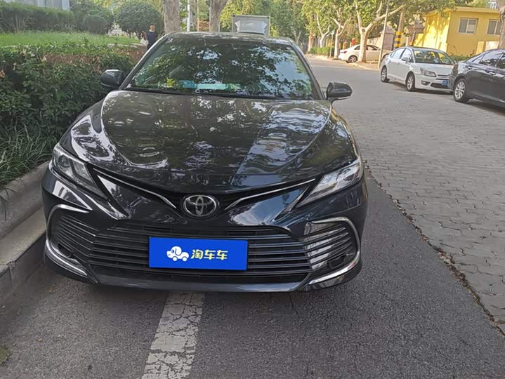 Фото 2 - Toyota Camry