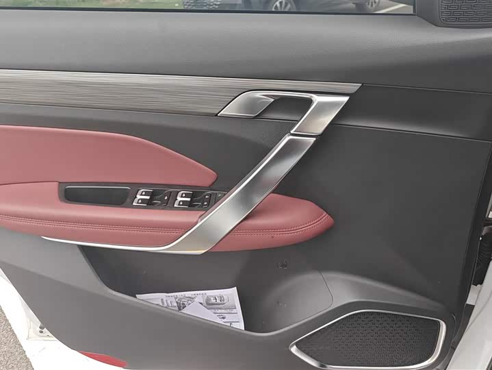 Фото 7 - Geely Atlas