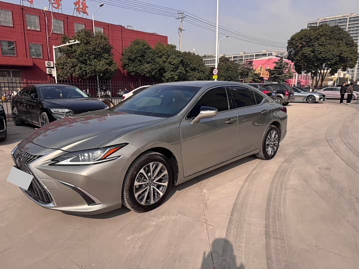 Фото 1 - Lexus ES