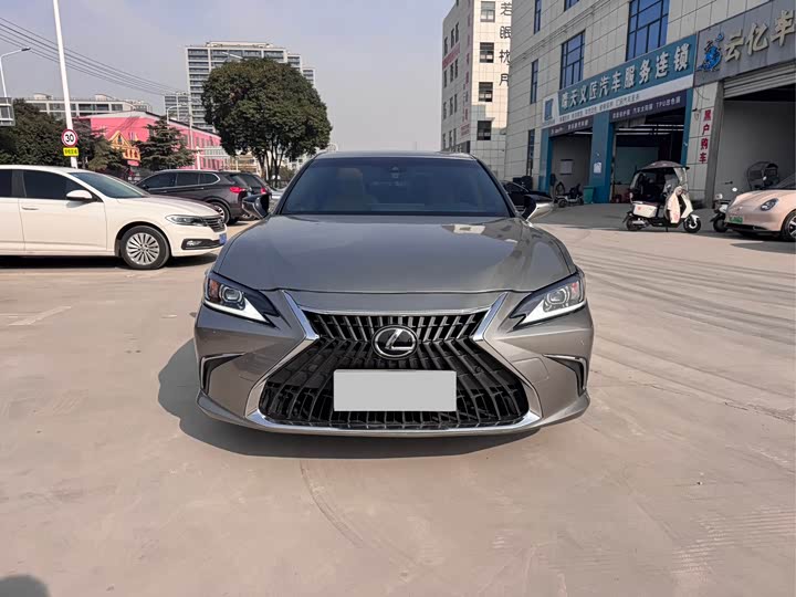 Фото 2 - Lexus ES