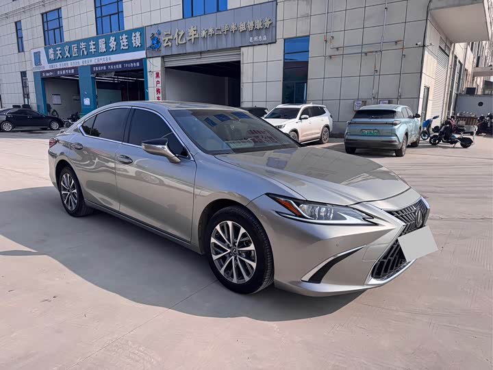 Фото 3 - Lexus ES