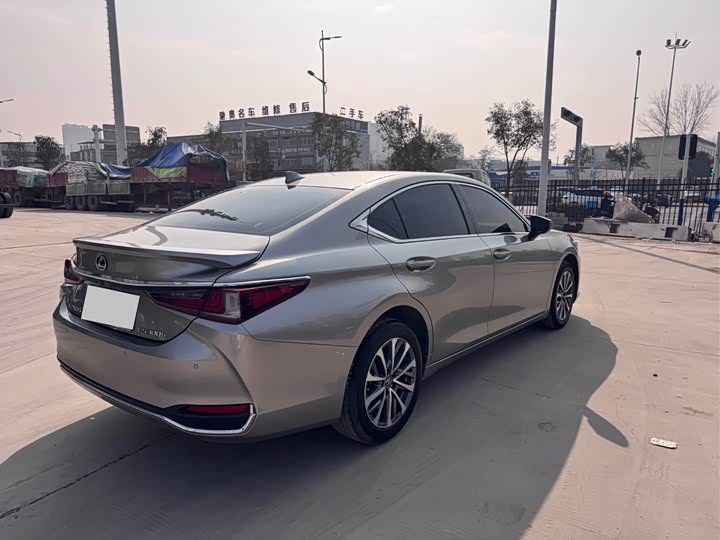 Фото 4 - Lexus ES