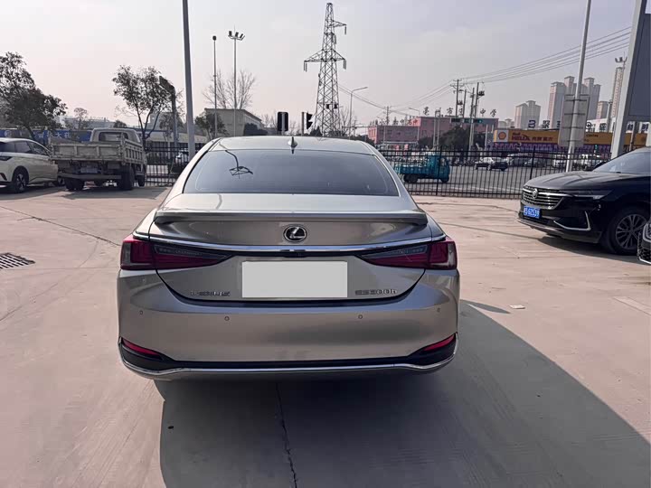 Фото 5 - Lexus ES