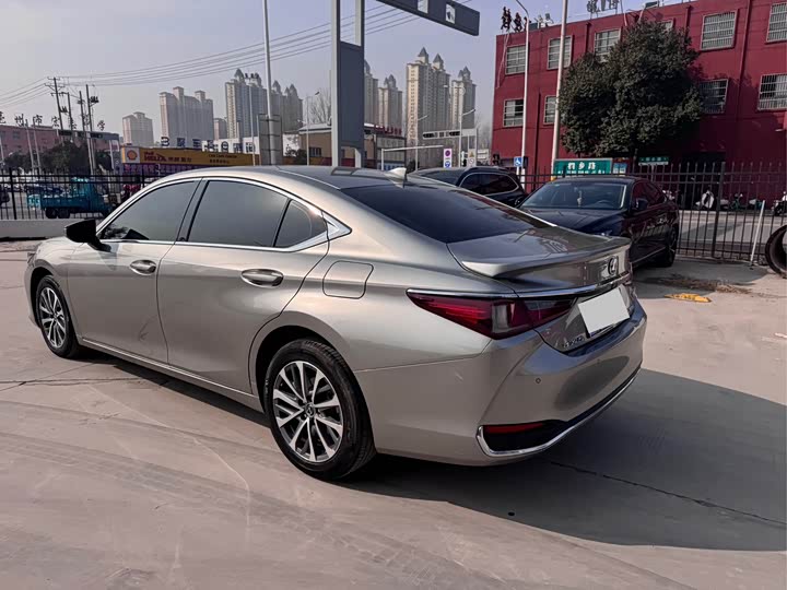 Фото 6 - Lexus ES