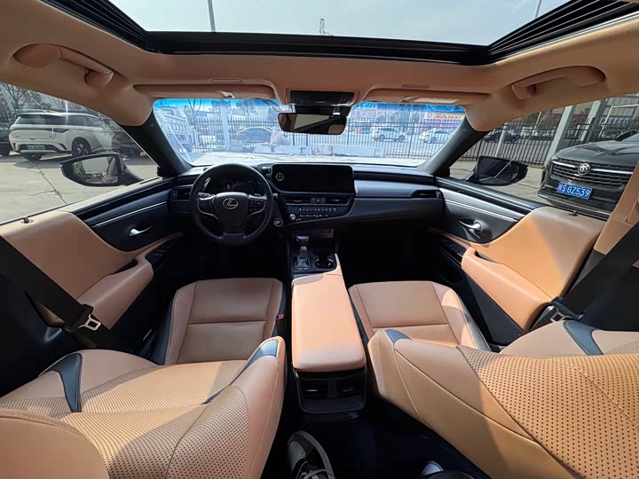 Фото 7 - Lexus ES