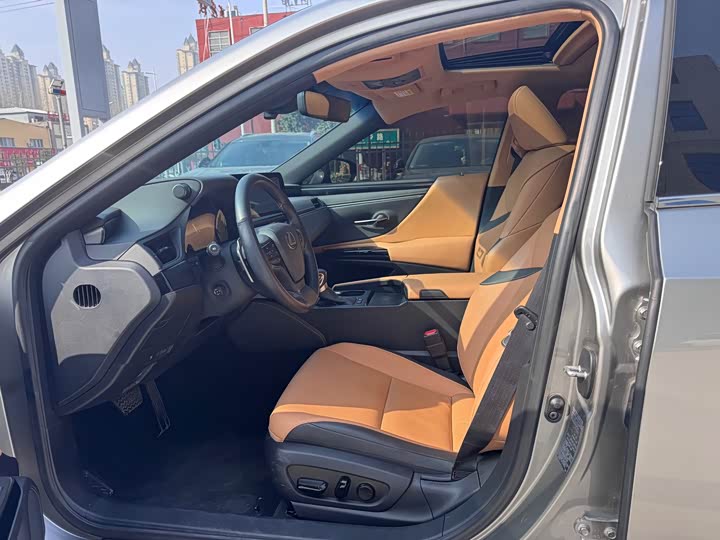 Фото 8 - Lexus ES