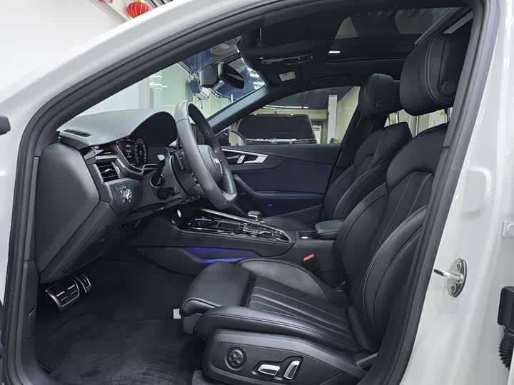 Фото 8 - Audi A4L