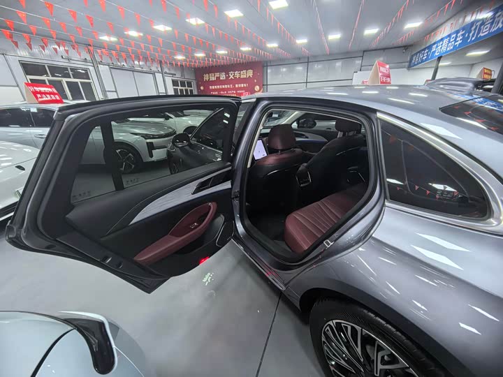 Фото 9 - Hongqi H5