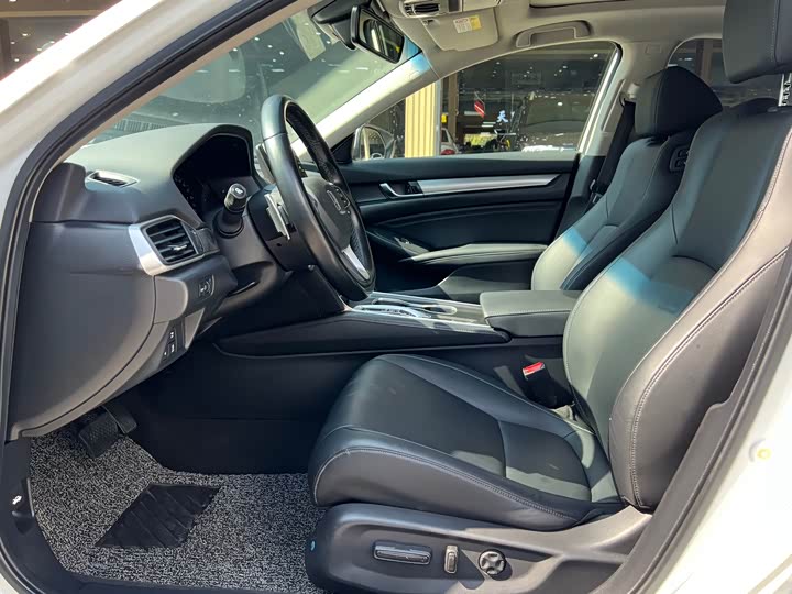 Фото 4 - Honda Accord