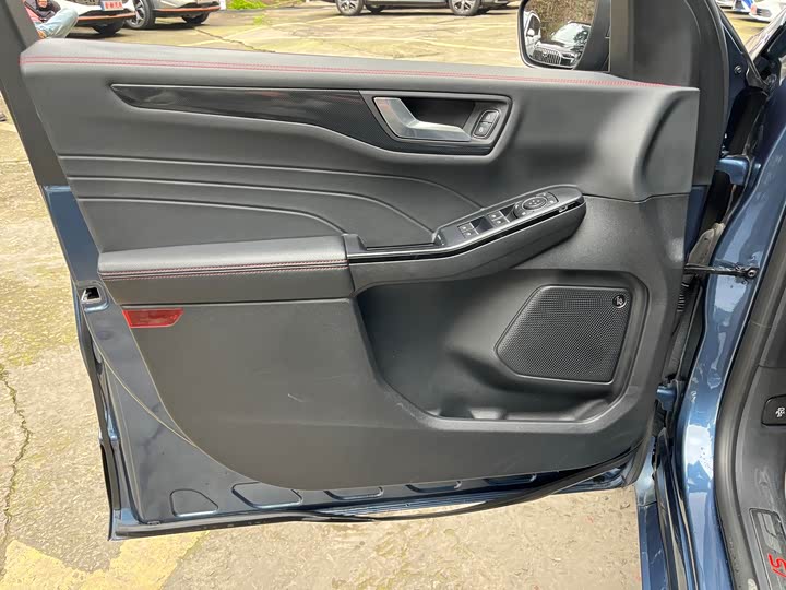 Фото 8 - Ford Escape