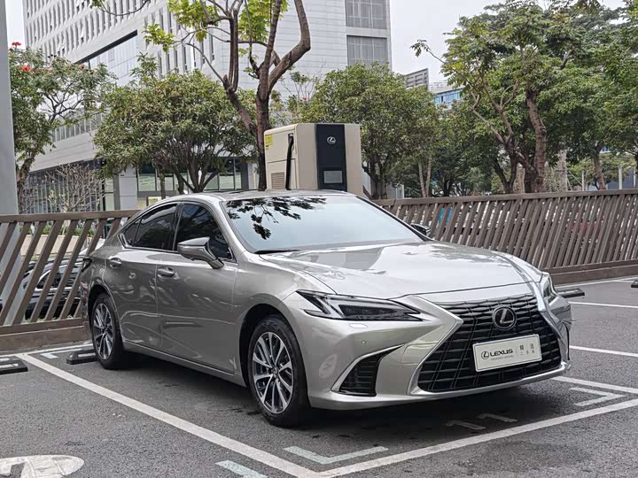 Фото 3 - Lexus ES