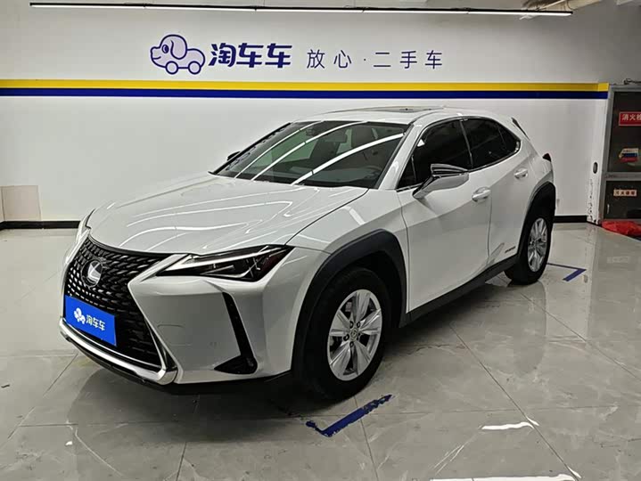Фото 1 - Lexus UX