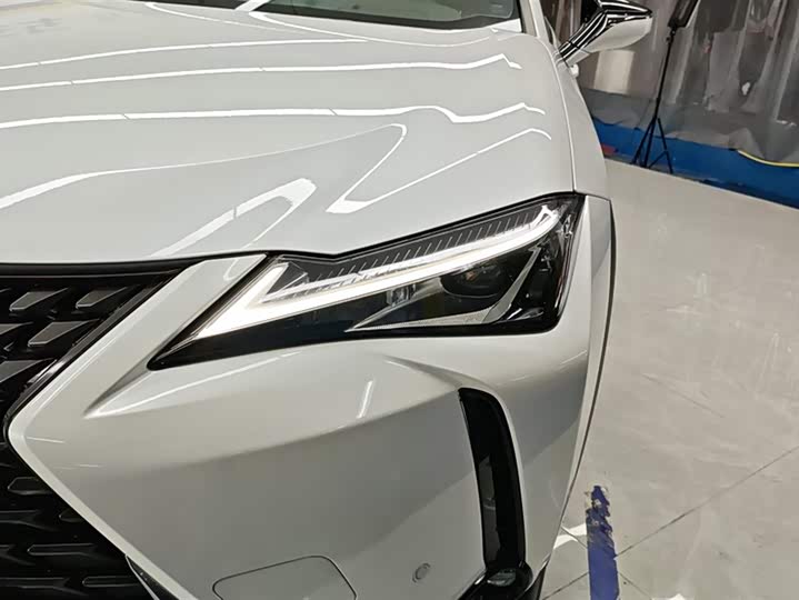 Фото 5 - Lexus UX