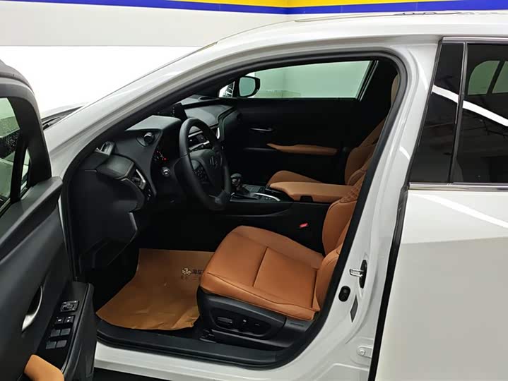 Фото 9 - Lexus UX