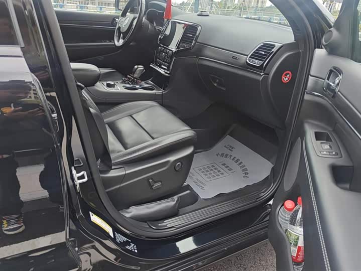 Фото 8 - Jeep Grand Cherokee