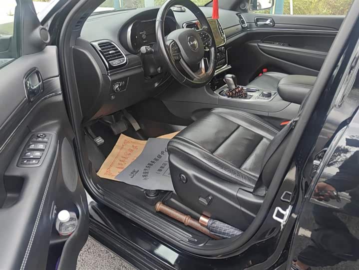 Фото 9 - Jeep Grand Cherokee