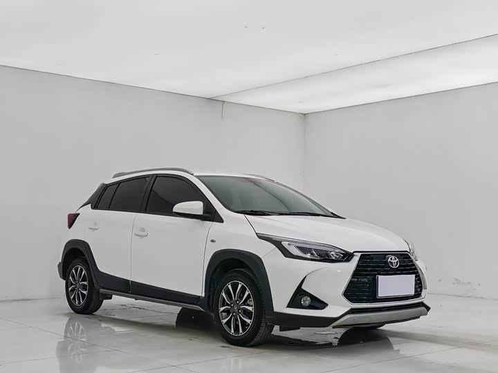 Фото 3 - Toyota Yaris L Hatchback