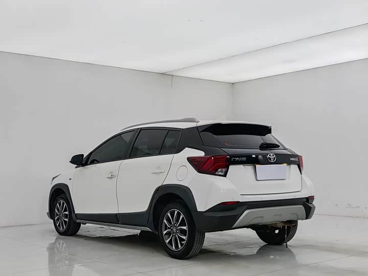 Фото 4 - Toyota Yaris L Hatchback