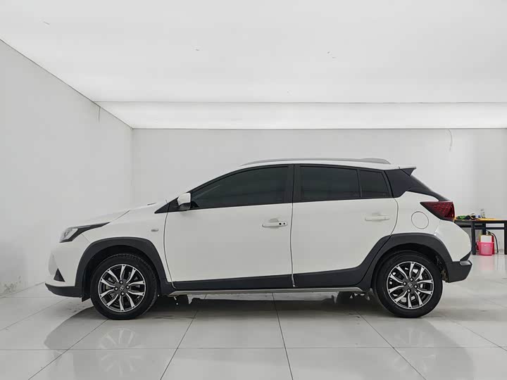 Фото 7 - Toyota Yaris L Hatchback