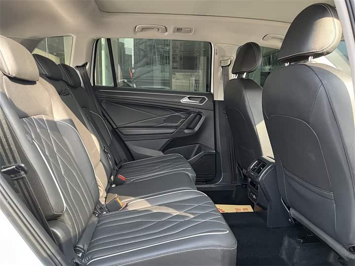 Фото 7 - Volkswagen Tiguan L Pro