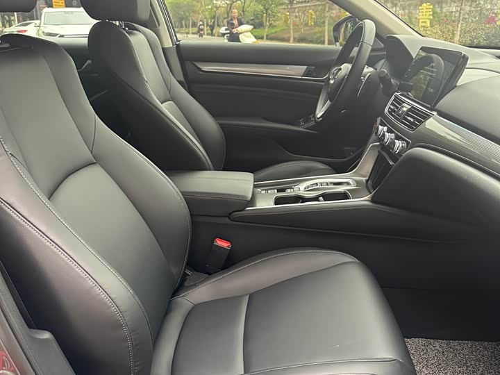 Фото 8 - Honda Accord