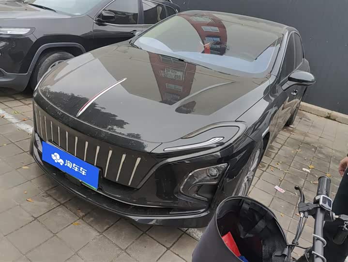 Фото 1 - Hongqi E-QM5