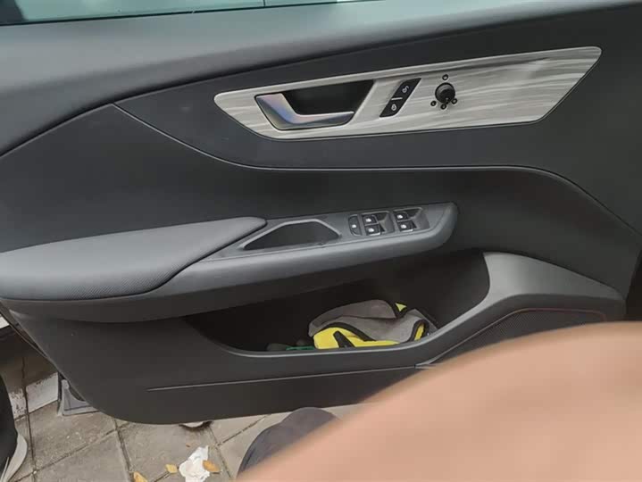 Фото 7 - Hongqi E-QM5