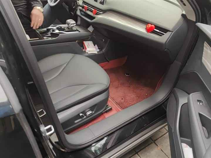 Фото 8 - Hongqi E-QM5