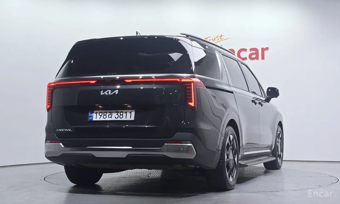 Photo 2 - Kia Carnival