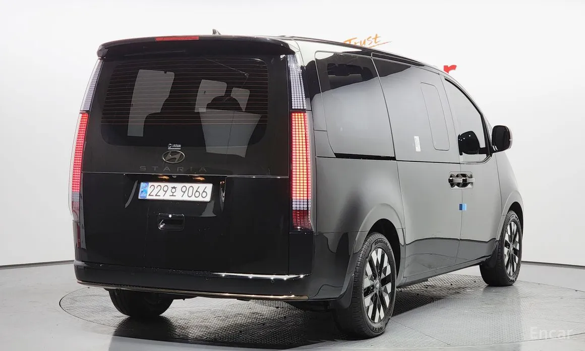 Фото 2 - Hyundai Staria