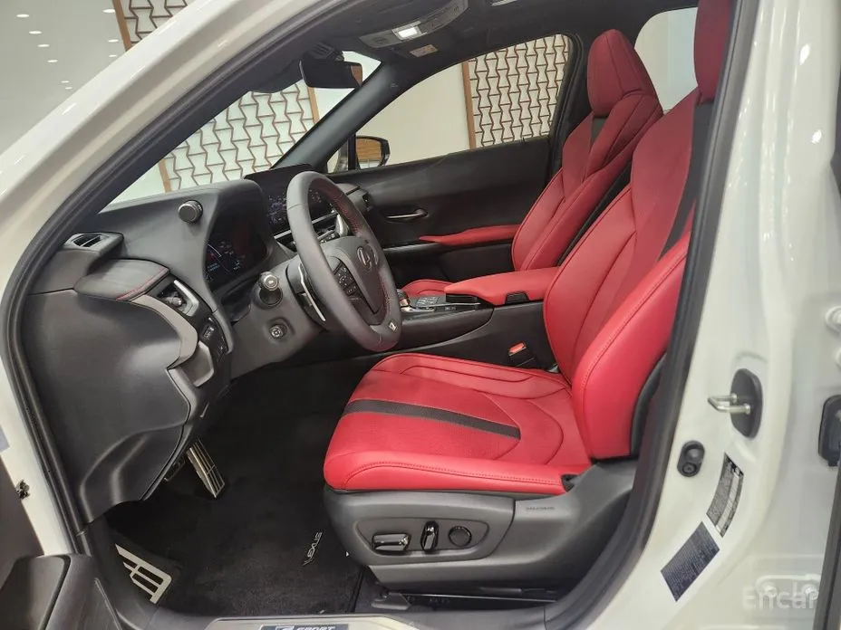 Фото 15 - Lexus UX