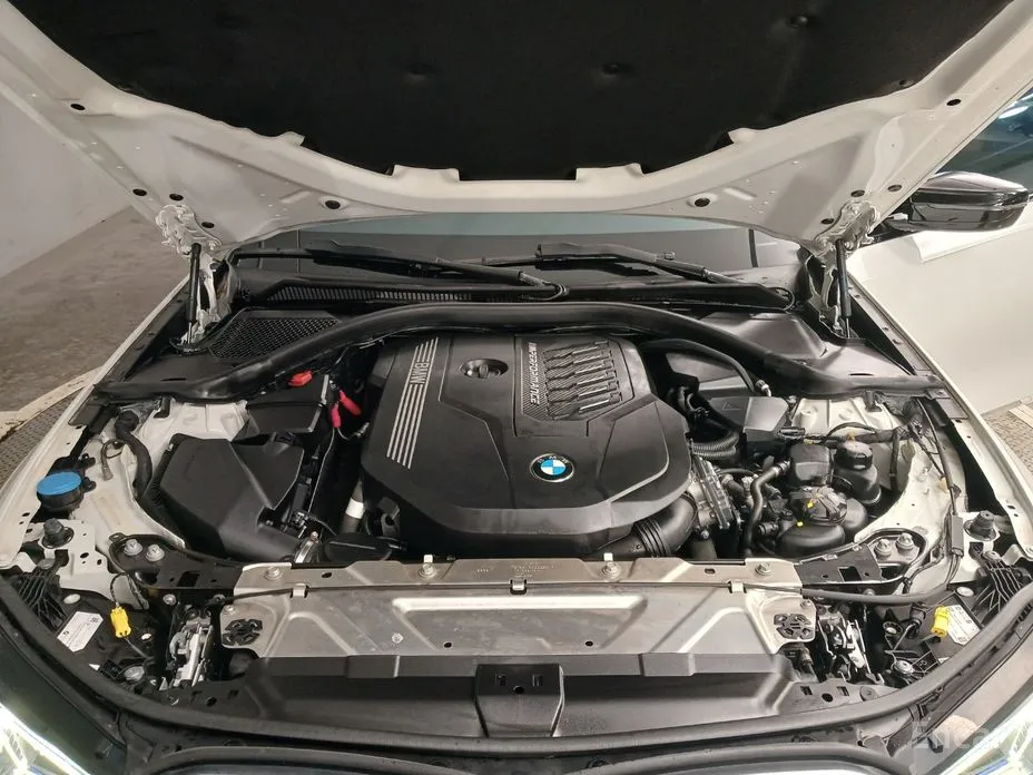 Photo 20 - BMW 3 Series