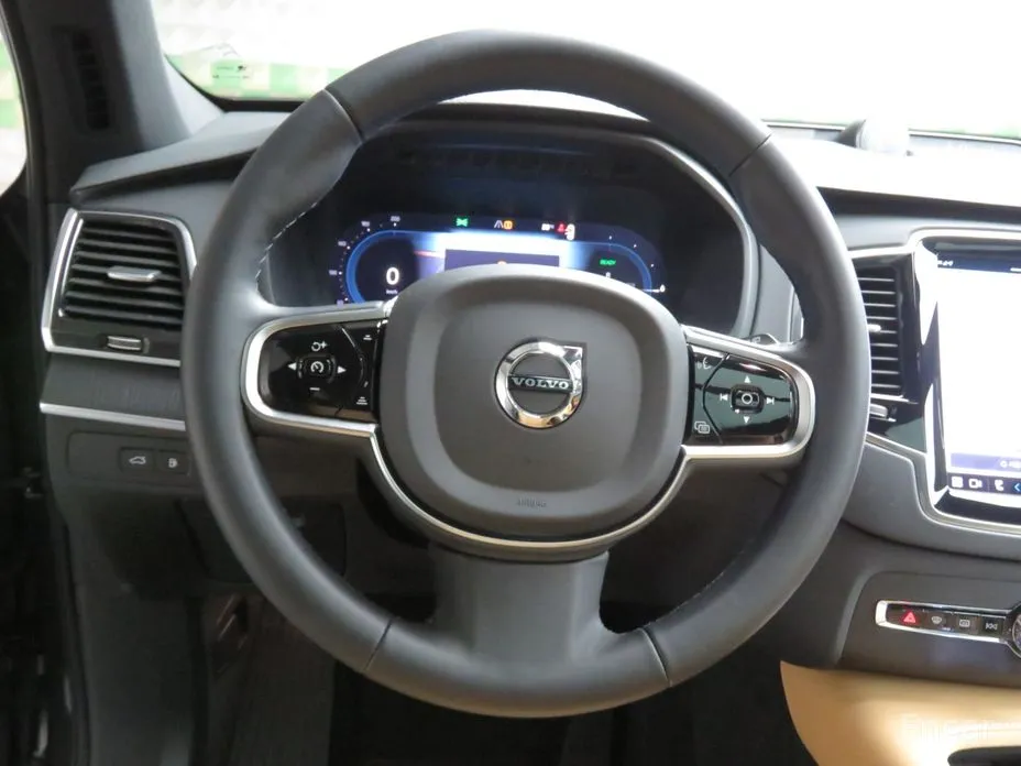 Фото 15 - Volvo XC90