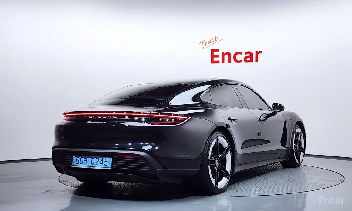 Фото 2 - Porsche Taycan