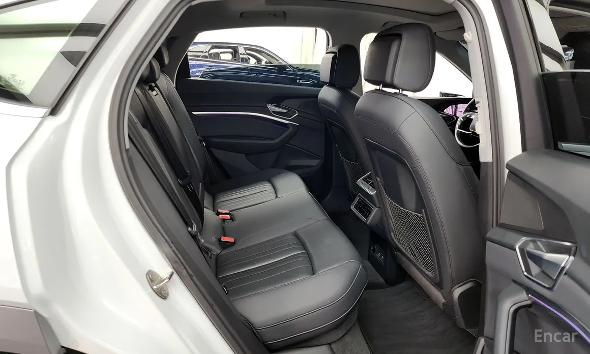 Фото 12 - Audi e-tron